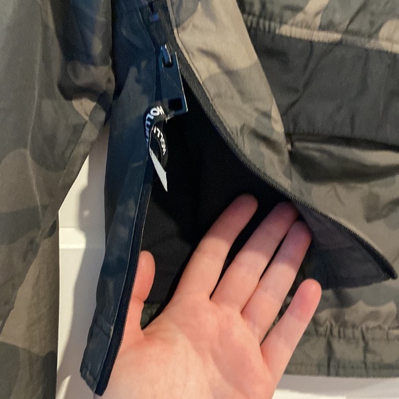 Hollister cropped camouflage jacket 💕 Small EUC this is a great piece!! - Picture 6 of 11